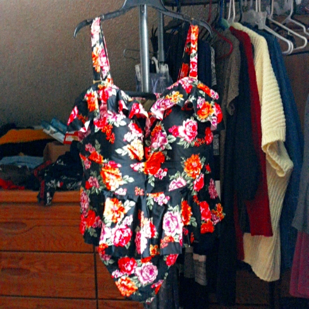 Women's  new  swimwear 4X 28w-30w, padded,with raffle